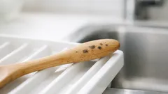 Pleseň na drevených kuchynských paličkách: kedy ich radšej vyhodiť a kedy ešte zachrániť