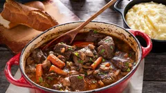 Tajomstvo dokonalého boeuf bourguignon: ako pripraviť mäso, ktoré sa rozplýva v ústach
