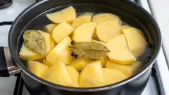 Bobkový list a zemiaky: malý trik s veľkým efektom