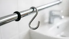 Jednoduchý trik s gumičkou: S-háčik v kúpeľni prestane padať
