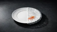 Kryt na riad ako sprchová čiapka: jednoduchý trik, ktorý nahradí potravinovú fóliu