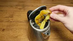 Zemiakové šupky namiesto octu: jednoduché metódy, ako odvápniť rýchlovarnú kanvicu bez zápachu