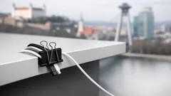 Poriadok v kábloch za 5 minút: lacný trik s kancelárskym dvojklipom