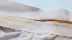 Domáci trik: Odstránime staré škvrny od potu bez chémie