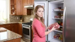 Mäso v chladničke a mrazničke: doby skladovania, triky a chyby, ktorým sa treba vyhnúť