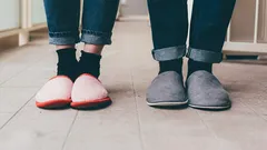 Ste si istí, že papuče sú prospešné? Toto sa deje s nohami, keď ich nosíte stále