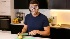 Slzy pri krájaní cibule? Tajomstvo profesionálnych kuchárov, o ktorom nikto nehovorí