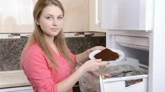 Otvoríš mrazničku – a tam zápach ako na trhu? Tu je jednoduchý trik bez chémie