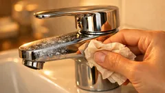 Vodný kameň na batérii zmizne za pár minút: prekvapivý trik s papierom na pečenie