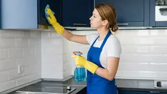 Ako odstrániť mastnotu z kuchynských skriniek a nepoškodiť nábytok